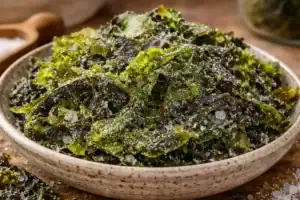 Lechuga de mar conservada en sal en un cuenco.