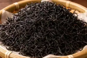 Cuenco de mimbre lleno de alga hiziki deshidratada.