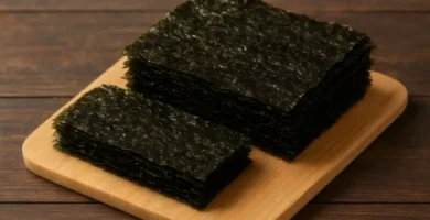 Varias hojas de alga para sushi o alga nori.