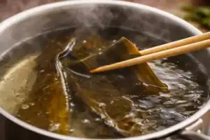 Preparando un caldo umami de alga kombu (dashi)