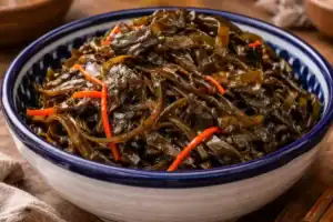 Cuenco de ensalada de alga arame.