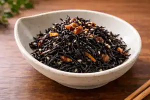 Cuenco con ensalada de alga hijiki fresca.