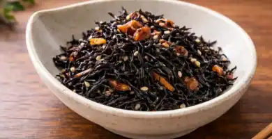 Cuenco con ensalada de alga hijiki fresca.