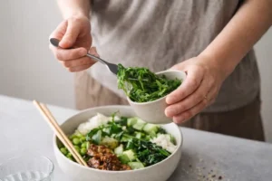 Preparando un poke de verduras y alga wakame.