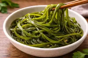 Cuenco lleno de espagueti de mar fresco.