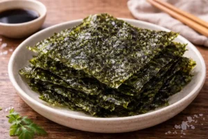 Hojas de nori tostadas en un plato.