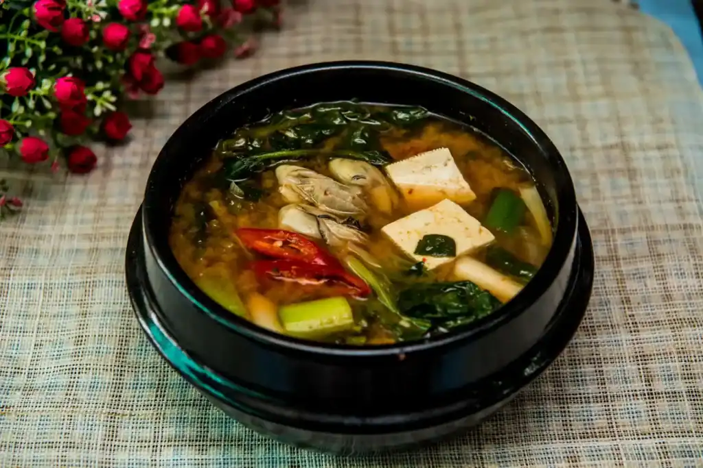 Cuenco de sopa miso con kombu.