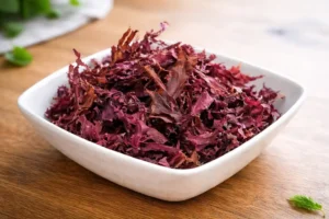 Cuenco con alga dulse seca.