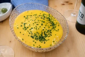 Wok de Arroz Crujiente con Burrata, Pesto y Emulsión de Yema y Kimcheé. Restaurante bacelo de Ferrol.