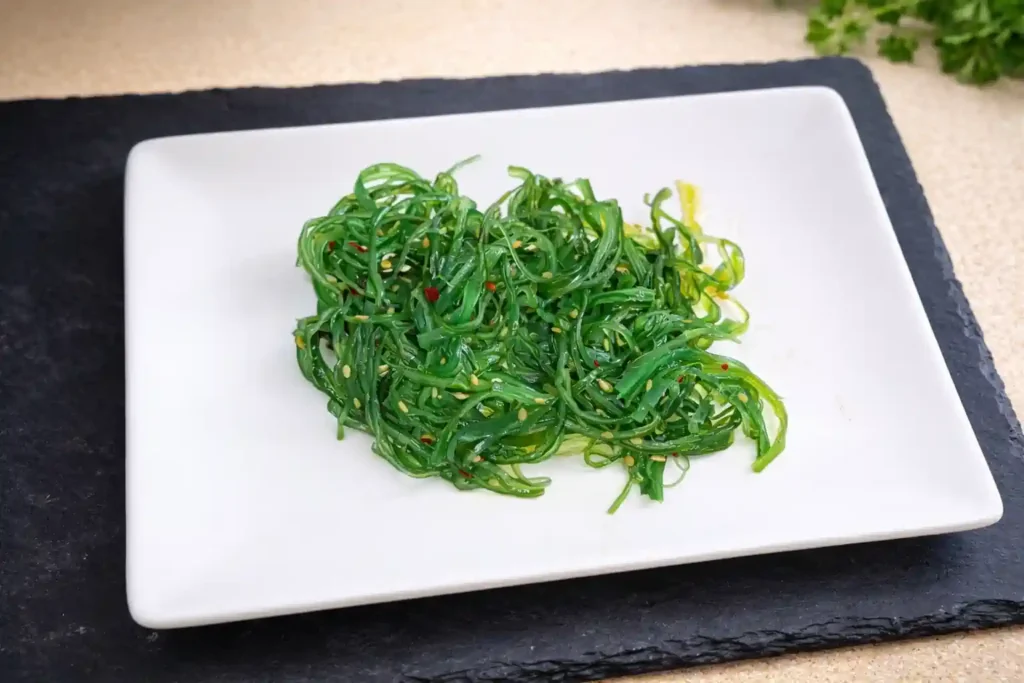 Plato con ensalada wakame con sésamo del Mercadona.