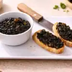 Tostadas con mermelada de mango y alga wakame casera.