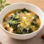 Cuenco con sopa de miso con tofu y algas wakame.